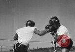 Immagine di Floyd Patterson Seattle Washington USA, 1957, secondo 49 filmato di repertorio 65675069549