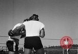 Immagine di Floyd Patterson Seattle Washington USA, 1957, secondo 52 filmato di repertorio 65675069549