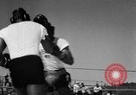 Immagine di Floyd Patterson Seattle Washington USA, 1957, secondo 53 filmato di repertorio 65675069549