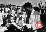 Immagine di Floyd Patterson Seattle Washington USA, 1957, secondo 56 filmato di repertorio 65675069549