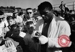 Immagine di Floyd Patterson Seattle Washington USA, 1957, secondo 58 filmato di repertorio 65675069549