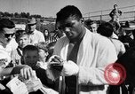 Immagine di Floyd Patterson Seattle Washington USA, 1957, secondo 59 filmato di repertorio 65675069549
