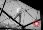 Immagine di Bernard giudice con la sua moderna geodetica casa dome California United States USA, 1962, secondo 11 filmato di repertorio 65675069563