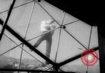 Immagine di Bernard giudice con la sua moderna geodetica casa dome California United States USA, 1962, secondo 12 filmato di repertorio 65675069563