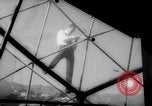 Immagine di Bernard giudice con la sua moderna geodetica casa dome California United States USA, 1962, secondo 14 filmato di repertorio 65675069563