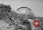Immagine di Bernard giudice con la sua moderna geodetica casa dome California United States USA, 1962, secondo 28 filmato di repertorio 65675069563