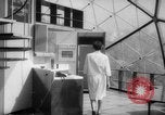 Immagine di Bernard giudice con la sua moderna geodetica casa dome California United States USA, 1962, secondo 29 filmato di repertorio 65675069563