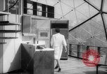 Immagine di Bernard giudice con la sua moderna geodetica casa dome California United States USA, 1962, secondo 30 filmato di repertorio 65675069563