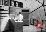 Immagine di Bernard giudice con la sua moderna geodetica casa dome California United States USA, 1962, secondo 31 filmato di repertorio 65675069563