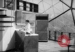 Immagine di Bernard giudice con la sua moderna geodetica casa dome California United States USA, 1962, secondo 32 filmato di repertorio 65675069563