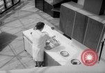 Immagine di Bernard giudice con la sua moderna geodetica casa dome California United States USA, 1962, secondo 33 filmato di repertorio 65675069563