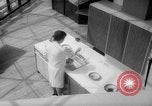 Immagine di Bernard giudice con la sua moderna geodetica casa dome California United States USA, 1962, secondo 34 filmato di repertorio 65675069563