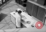 Immagine di Bernard giudice con la sua moderna geodetica casa dome California United States USA, 1962, secondo 35 filmato di repertorio 65675069563