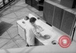Immagine di Bernard giudice con la sua moderna geodetica casa dome California United States USA, 1962, secondo 36 filmato di repertorio 65675069563