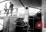 Immagine di Bernard giudice con la sua moderna geodetica casa dome California United States USA, 1962, secondo 40 filmato di repertorio 65675069563