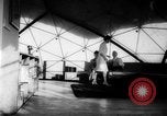 Immagine di Bernard giudice con la sua moderna geodetica casa dome California United States USA, 1962, secondo 45 filmato di repertorio 65675069563