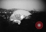 Immagine di Bernard giudice con la sua moderna geodetica casa dome California United States USA, 1962, secondo 51 filmato di repertorio 65675069563