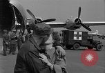 Immagine di Operazione Little Switch rilascio prigioniero Tokyo Giappone, 1953, secondo 33 filmato di repertorio 65675069612