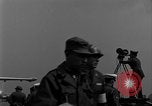 Immagine di Operazione Little Switch rilascio prigioniero Tokyo Giappone, 1953, secondo 46 filmato di repertorio 65675069612