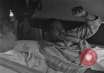 Image Rapatriement des prisonniers dans l'opération Little Switch Tokyo Japon, 1953, de la seconde 32 séquences d'archives historiques vidéo 65675069615