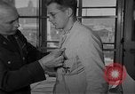 Immagine di I soldati feriti ricevono il premio Purple Heart Tokyo Giappone, 1953, secondo 6 filmato di repertorio 65675069617