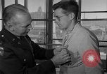 Immagine di I soldati feriti ricevono il premio Purple Heart Tokyo Giappone, 1953, secondo 8 filmato di repertorio 65675069617