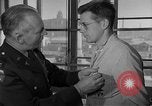 Immagine di I soldati feriti ricevono il premio Purple Heart Tokyo Giappone, 1953, secondo 9 filmato di repertorio 65675069617