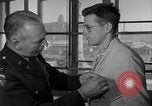 Immagine di I soldati feriti ricevono il premio Purple Heart Tokyo Giappone, 1953, secondo 10 filmato di repertorio 65675069617