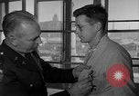 Immagine di I soldati feriti ricevono il premio Purple Heart Tokyo Giappone, 1953, secondo 11 filmato di repertorio 65675069617