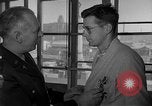 Immagine di I soldati feriti ricevono il premio Purple Heart Tokyo Giappone, 1953, secondo 12 filmato di repertorio 65675069617