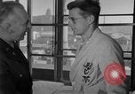 Immagine di I soldati feriti ricevono il premio Purple Heart Tokyo Giappone, 1953, secondo 13 filmato di repertorio 65675069617