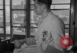Immagine di I soldati feriti ricevono il premio Purple Heart Tokyo Giappone, 1953, secondo 15 filmato di repertorio 65675069617
