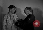 Immagine di I soldati feriti ricevono il premio Purple Heart Tokyo Giappone, 1953, secondo 16 filmato di repertorio 65675069617