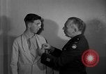 Immagine di I soldati feriti ricevono il premio Purple Heart Tokyo Giappone, 1953, secondo 18 filmato di repertorio 65675069617