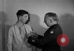 Immagine di I soldati feriti ricevono il premio Purple Heart Tokyo Giappone, 1953, secondo 19 filmato di repertorio 65675069617