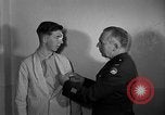 Immagine di I soldati feriti ricevono il premio Purple Heart Tokyo Giappone, 1953, secondo 20 filmato di repertorio 65675069617