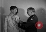 Immagine di I soldati feriti ricevono il premio Purple Heart Tokyo Giappone, 1953, secondo 21 filmato di repertorio 65675069617