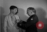 Immagine di I soldati feriti ricevono il premio Purple Heart Tokyo Giappone, 1953, secondo 22 filmato di repertorio 65675069617