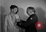 Immagine di I soldati feriti ricevono il premio Purple Heart Tokyo Giappone, 1953, secondo 23 filmato di repertorio 65675069617