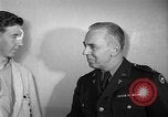 Immagine di I soldati feriti ricevono il premio Purple Heart Tokyo Giappone, 1953, secondo 24 filmato di repertorio 65675069617