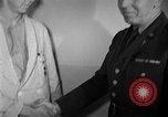 Immagine di I soldati feriti ricevono il premio Purple Heart Tokyo Giappone, 1953, secondo 25 filmato di repertorio 65675069617