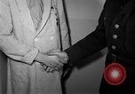 Immagine di I soldati feriti ricevono il premio Purple Heart Tokyo Giappone, 1953, secondo 26 filmato di repertorio 65675069617