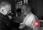 Immagine di I soldati feriti ricevono il premio Purple Heart Tokyo Giappone, 1953, secondo 31 filmato di repertorio 65675069617