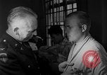 Immagine di I soldati feriti ricevono il premio Purple Heart Tokyo Giappone, 1953, secondo 38 filmato di repertorio 65675069617
