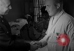 Immagine di I soldati feriti ricevono il premio Purple Heart Tokyo Giappone, 1953, secondo 41 filmato di repertorio 65675069617