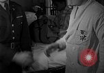 Immagine di I soldati feriti ricevono il premio Purple Heart Tokyo Giappone, 1953, secondo 42 filmato di repertorio 65675069617