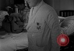 Immagine di I soldati feriti ricevono il premio Purple Heart Tokyo Giappone, 1953, secondo 43 filmato di repertorio 65675069617