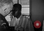 Immagine di I soldati feriti ricevono il premio Purple Heart Tokyo Giappone, 1953, secondo 44 filmato di repertorio 65675069617