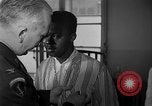 Immagine di I soldati feriti ricevono il premio Purple Heart Tokyo Giappone, 1953, secondo 45 filmato di repertorio 65675069617