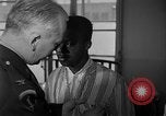 Immagine di I soldati feriti ricevono il premio Purple Heart Tokyo Giappone, 1953, secondo 46 filmato di repertorio 65675069617